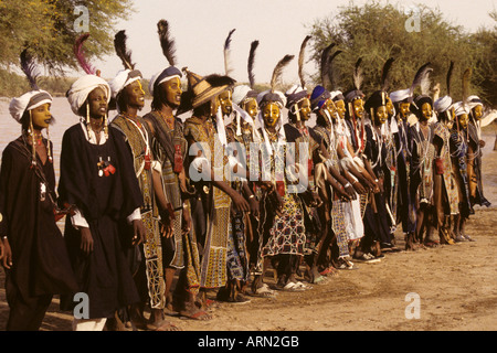 Akadaney, au Niger, en Afrique. Peuls Wodaabes danseuses à Geerewol, ou des concours de beauté masculine. Banque D'Images