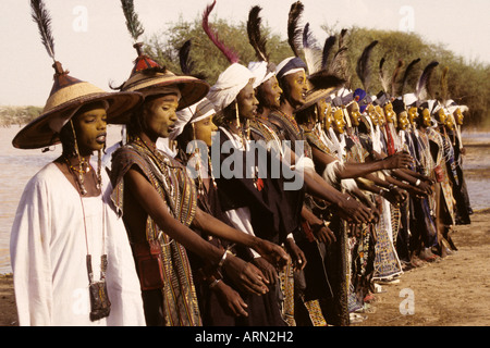 Akadaney, au Niger, en Afrique. Peuls Wodaabes danseuses à Geerewol, ou des concours de beauté masculine. Banque D'Images