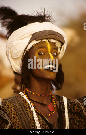 Akadaney, au Niger, en Afrique. Peuls Wodaabes danseur à Geerewol. Banque D'Images