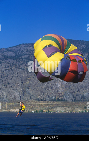 Le parapente sur le lac Osoyoos, Colombie-Britannique, Canada. Banque D'Images