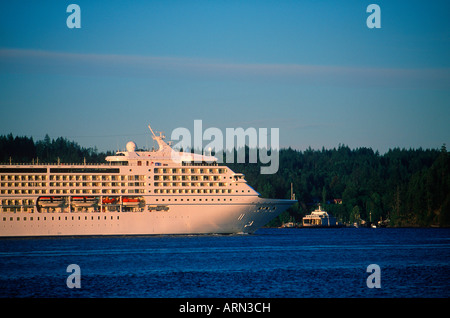 Navire de croisière en passager Stait Johnstone, près de Campbell River, derrière l'île Quadra, en Colombie-Britannique, Canada. Banque D'Images