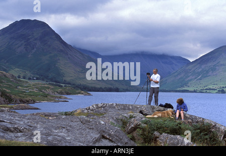 Un photographe s'aligne une photo de Wastwater dans le Parc National de Lake District Cumbria England Banque D'Images