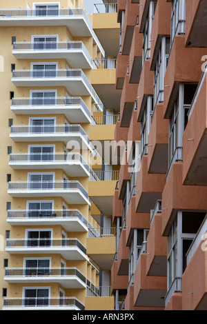 Les immeubles à appartements et d'hébergement sur une rue de la localité touristique de Puerto de la cruz tenerife espagne Banque D'Images