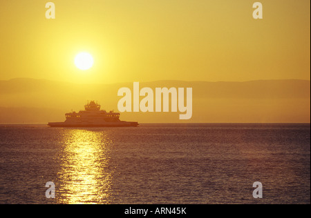 BC Ferry en route à Fulford Harbour, l'île de Saltspring de Swartz Bay, près de Victoria au coucher du soleil, en Colombie-Britannique, Canada. Banque D'Images