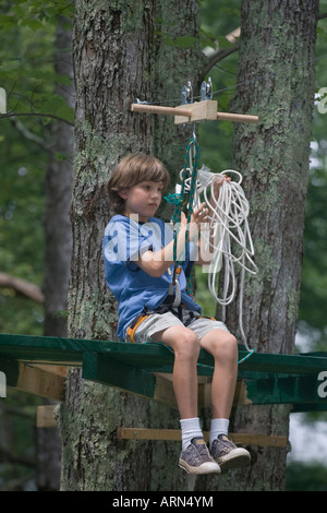 Garçon de 11 ans sur le zip line Banque D'Images