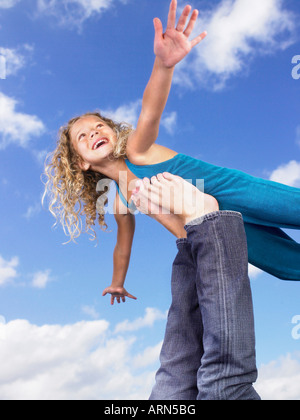 Jeune fille pieds tourbillonnant dans l'air Banque D'Images