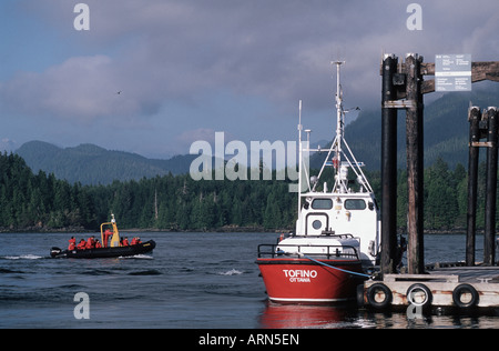 Whale Watch bateau arrive, Clayoquot Sound, Tofino, Vancouver Island, British Columbia, Canada. Banque D'Images