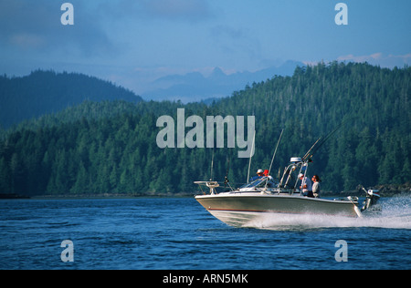 Les pêcheurs sportifs en voyage hors-bord ouvert, Tofino, Clayoquot Sound, l'île de Vancouver, Colombie-Britannique, Canada. Banque D'Images