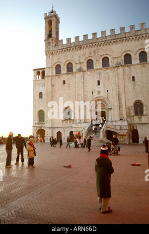 Les enfants jouent avec leur télécommande Ferrari sur la place du Palazzo dei Consoli Gubbio Ombrie Italie Banque D'Images