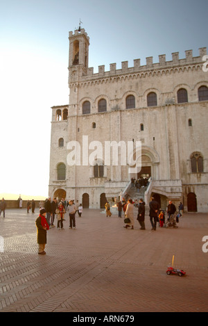 Les enfants jouent avec leur télécommande Ferrari sur la place du Palazzo dei Consoli Gubbio Ombrie Italie Banque D'Images