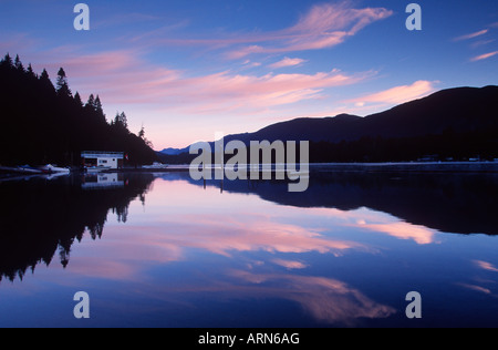 Lake Cowichan, à l'aube, l'île de Vancouver, Colombie-Britannique, Canada. Banque D'Images