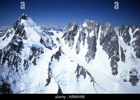 Coast Range, Mt Waddington sur la gauche, la plus haute montagne entièrement en Colombie-Britannique, Canada. Banque D'Images