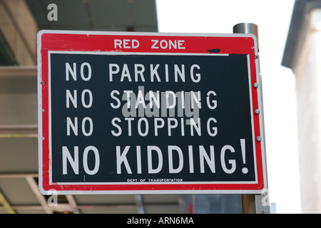 Panneau de signalisation humoristique « No parking, No Standing, No Stopping, No Kidding » à New York. Banque D'Images