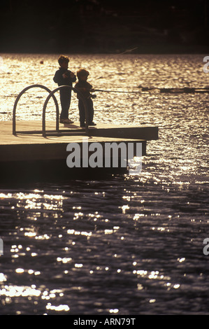 Deux garçons les poissons de dock flottant par Lakeside, British Columbia, Canada. Banque D'Images