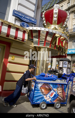 Vendeur de boissons dans le district de Gazetniy Moscou Russie Europe de l'Est Juillet 2006 Banque D'Images