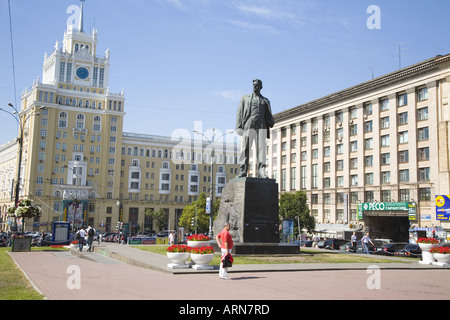 Statue de Vladimir Tverskaya Garden Ring avec Pékin sadovaya en arrière-plan de l'hôtel Moscou Russie Europe de l'Est Juillet 2006 Banque D'Images