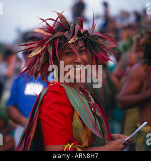 Smiling danseuse des Îles Cook dans les coiffe et robe rouge vif Banque D'Images