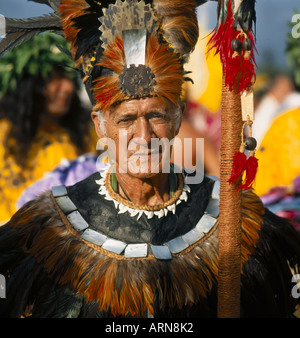 Portrait de Tahiti Polynésie Française traditionnelle chef de tribu holding rope lié discontinue avec des plumes rouges Banque D'Images