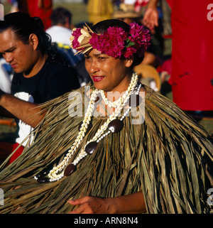 Female dancer de Guam assis portant des feuilles de coco avec costume coiffe au Festival des arts du Pacifique Banque D'Images