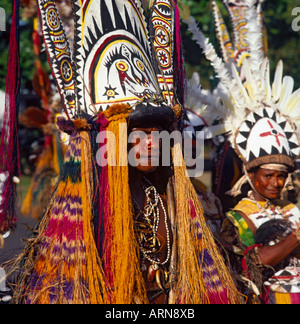 Close up of male et femelle avec les gens des tribus de hauteur d'élaborer des coiffures à plumes de la Papouasie Nouvelle Guinée Banque D'Images