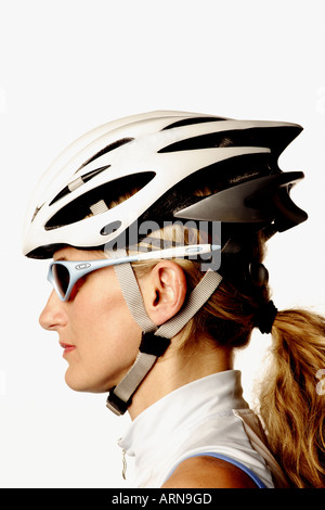 Femme avec casque cycliste Banque D'Images