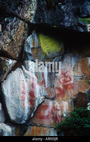 Le passage de l'intérieur, à l'ocre rouge sur Petrograph rock face, Kynoch Inlet, en Colombie-Britannique, Canada. Banque D'Images