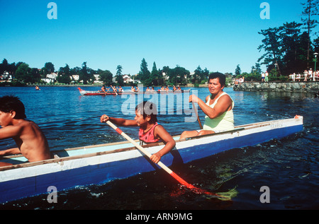 La culture des Premières Nations Salish du littoral, l'équipe de pagaie, père et fils, de la Colombie-Britannique, Canada. Banque D'Images