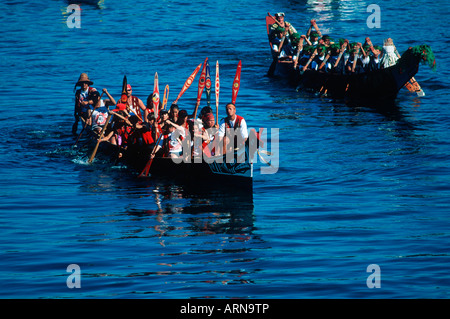 La culture des Premières Nations, des pirogues de mer dans l'arrière-port, Victoria, île de Vancouver, Colombie-Britannique, Canada. Banque D'Images