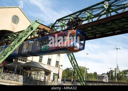 Le Monorail Schwebebahn de Wuppertal, Allemagne, un monorail suspendu au plafond de fer qui est dit être le plus sûr du monde Banque D'Images