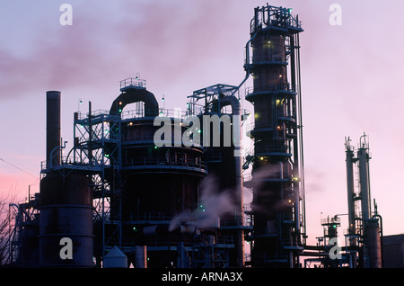 Raffinerie pétrochimique au lever du soleil - Towers sillouette, British Columbia, Canada. Banque D'Images