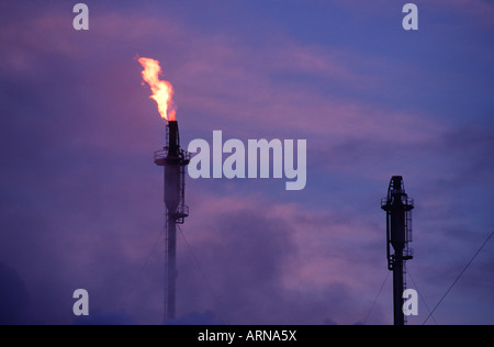 Flamme de raffinerie de pétrole, au crépuscule, en Colombie-Britannique, Canada. Banque D'Images