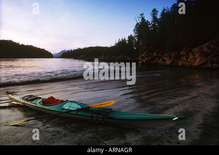 Plage de kayak sur l'île de Flores, Clayoquot Sound, l'île de Vancouver, Colombie-Britannique, Canada. Banque D'Images