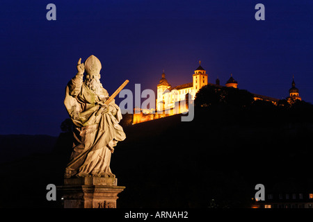 Fortress Marienberg et une statue de Saint Kilian sur le vieux pont sur la rivière principale, Wurtzbourg, Bavière, Allemagne Banque D'Images