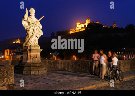 Fortress Marienberg et une statue de Saint Kilian sur le vieux pont sur la rivière principale, Wurtzbourg, Bavière, Allemagne Banque D'Images