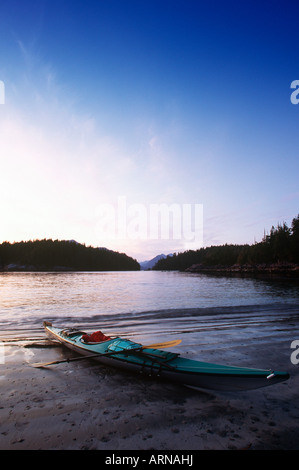 Plage de kayak sur l'île de Flores, Clayoquot Sound, l'île de Vancouver, Colombie-Britannique, Canada. Banque D'Images