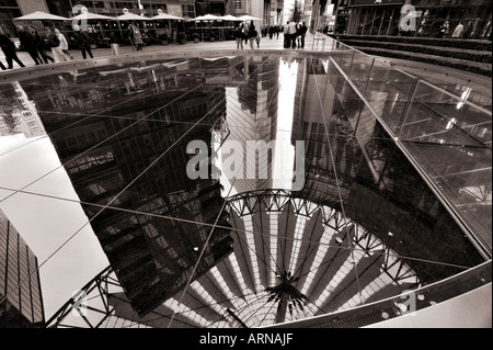 La réflexion, Sony Center, Potsdamer Platz, Berlin, Allemagne Banque D'Images