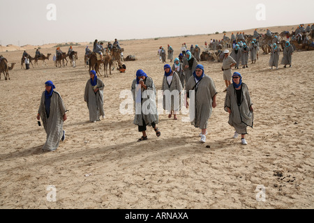 Les touristes à Arabian vêtements sur le bord du Sahara à Douz, Tunisie fermer Banque D'Images