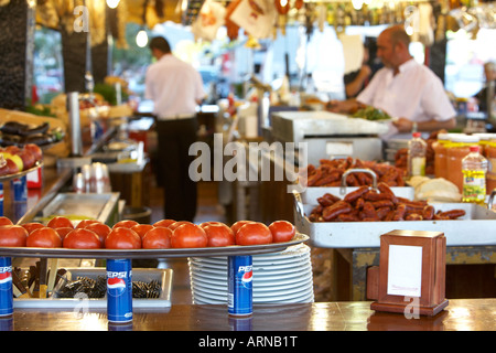 Les tomates sur un plat en face d'un fast food saucisses chorizo vente durant le temps du carnaval de santa cruz de tenerife Banque D'Images