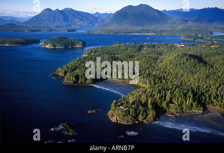 Vue aérienne, y compris la baie Clayoquot, Middle Beach Lodge, Tofino, Vancouver Island, British Columbia, Canada. Banque D'Images