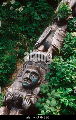 (Friendly Cove) tombé totem, Yuquot, île de Vancouver, Colombie-Britannique, Canada. Banque D'Images