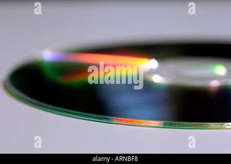 La réflexion de la lumière sur un disque DVD Banque D'Images