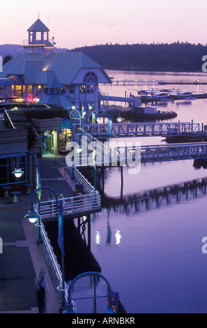 Le port de Nanaimo avec chemin et des quais, au crépuscule, l'île de Vancouver, Colombie-Britannique, Canada. Banque D'Images
