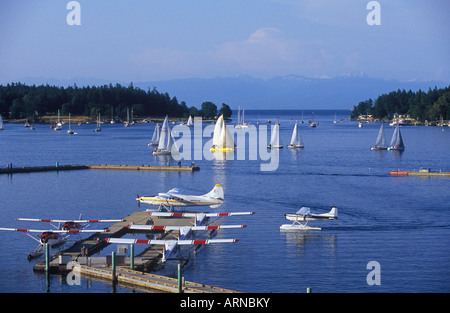 Le port de Nanaimo avec des hydravions et des voiliers, l'île de Vancouver, Colombie-Britannique, Canada. Banque D'Images