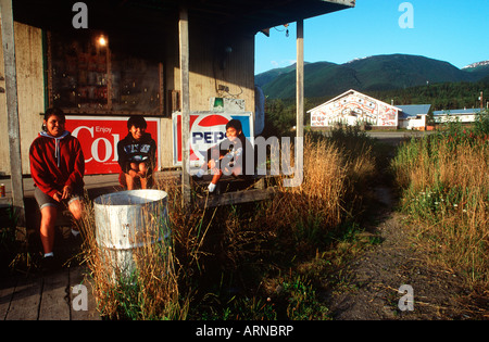 La vallée de la rivière Nass, à l'école filles sur porche dans Aiyanch nouvelle devanture, British Columbia, Canada. Banque D'Images