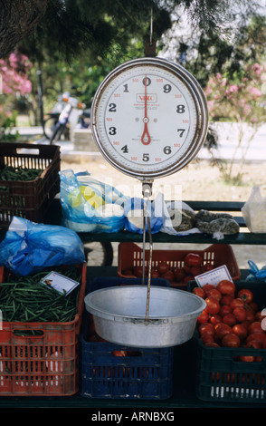 Balances traditionnelles pour l'épicerie sont encore en usage dans le petit marché du matin près du front de mer de Parikia, sur l'île de Paros, Grèce Banque D'Images