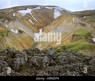 Contenant des montagnes et un volcan liparit champ près de la montagne brennisteinsalda, Laugavegur, landmannalaugar, Islande Banque D'Images