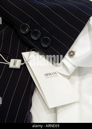 Détail de womens designer pinstripe suit de Giorgio Armani collezioni avec tag Banque D'Images