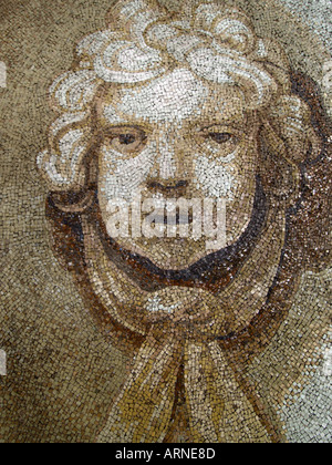 Détail de la mosaïque montrant un visage anges dans la Basilique Saint Pierre du Vatican Rome Italie dome San Pietro Banque D'Images