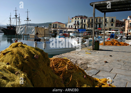 Mending scène portuaire de filets à Rethymnon Crète Grèce un pêcheur raccommode ses filets le matin Banque D'Images
