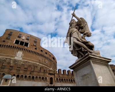 Château Castel Sant'Angelo à Rome Italie avec l'une des anges de Bernini sur le pont Angel Banque D'Images